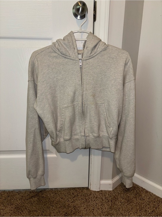 Aritzia Tops - Aritzia Light Gray Cropped Zip-Up Hoodie